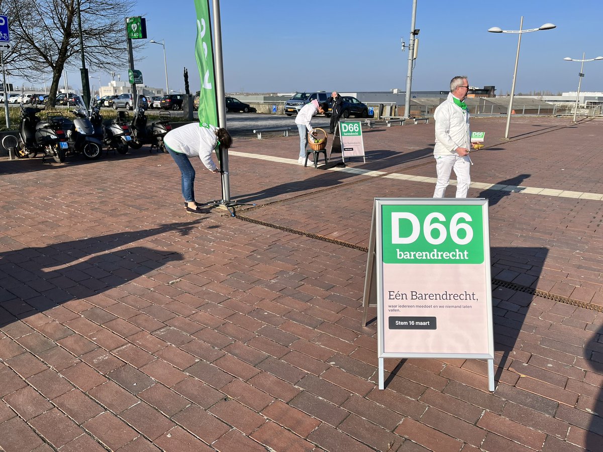 d66barendrecht's tweet photo. Campagne bij onze treinreizigers #stemD66 https://t.co/JkeDas3he9