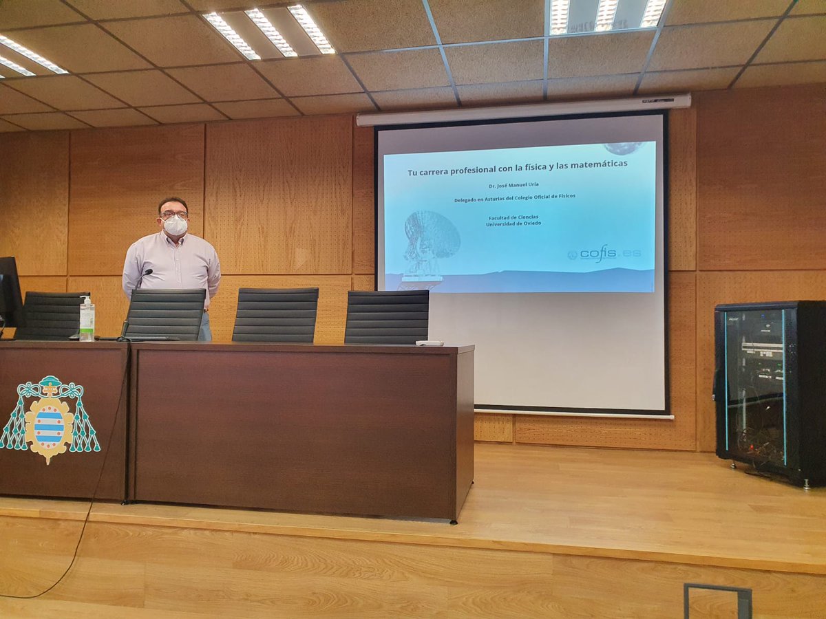 cienciasuniovi's tweet photo. Hoy hemos tenido el placer de contar con José Manuel Uría, delegado del @red_cofis en Asturias, que vino a tener una charla con nuestros estudiantes titulada "Tu carrera profesional con la física y las matemáticas" https://t.co/tKW8Ha6chW