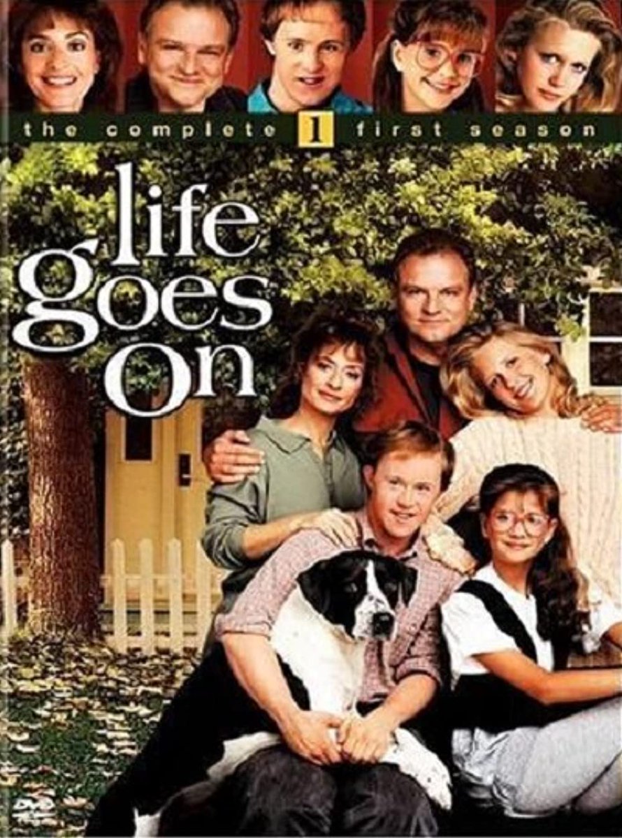KierstenWarren's tweet photo. Follow my friend @BillSmitrovich Met Bill on the set of his show Life Goes On With #PattiLupone #KellyMartin #ChadLowe #ChrisBurke. I loved my time recurring as Goodman. https://t.co/wmeEvapRDV