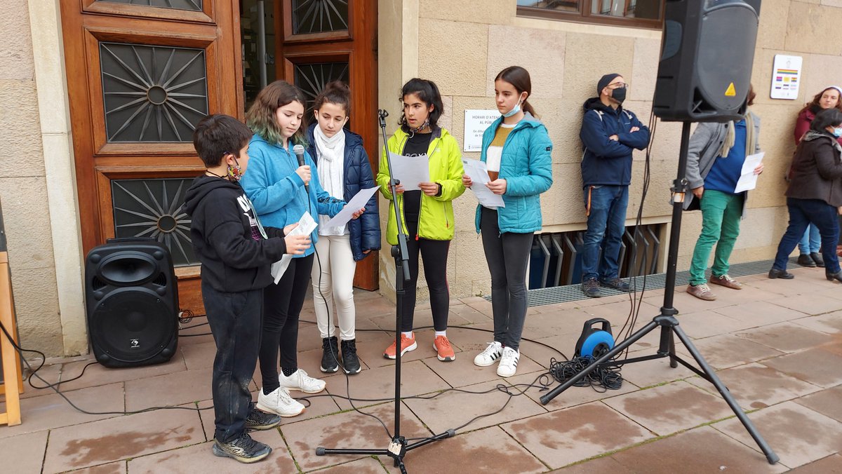 ajlagarriga's tweet photo. Alumnes de 5è i 6è de les escoles de #laGarriga @EscolaGiroi @escolapuiggrac1 @escolastlluis @ETagamanent @AMPAElsPinetons s'han concentrat davant l'Ajuntament per manifestar-se per la pau i dir no a la guerra a Ukraïna, amb la lectura d'un manifest i d'un poema de Joana Raspall. https://t.co/WPa2gibW4T