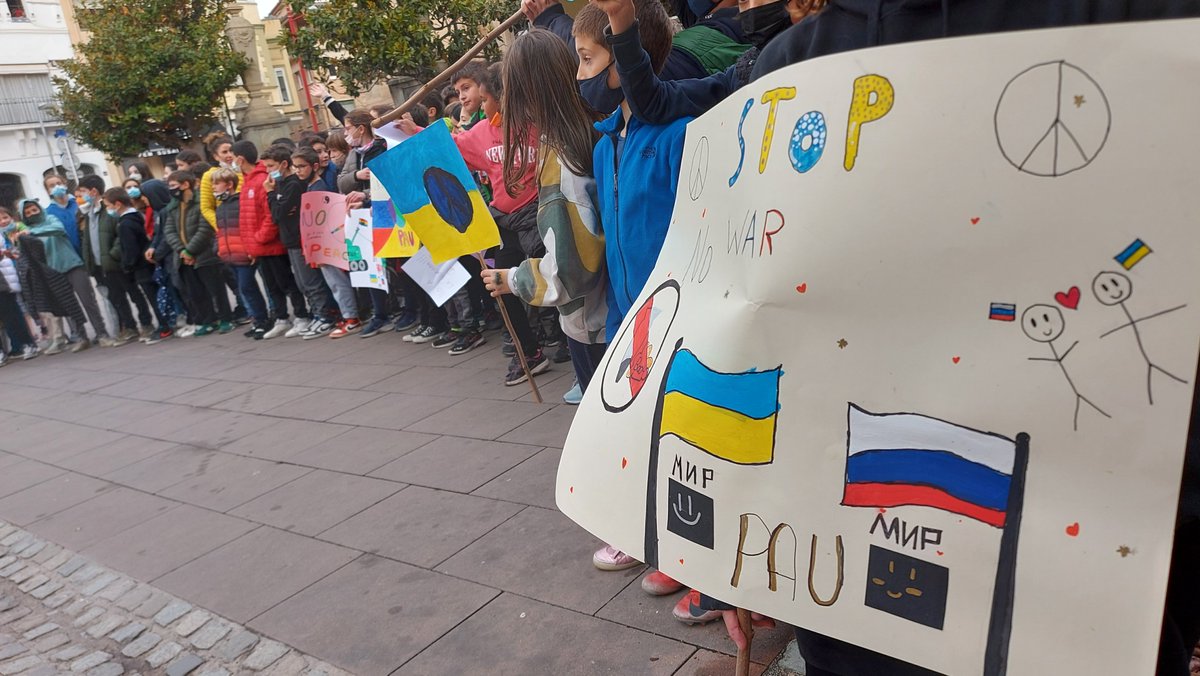 ajlagarriga's tweet photo. Alumnes de 5è i 6è de les escoles de #laGarriga @EscolaGiroi @escolapuiggrac1 @escolastlluis @ETagamanent @AMPAElsPinetons s'han concentrat davant l'Ajuntament per manifestar-se per la pau i dir no a la guerra a Ukraïna, amb la lectura d'un manifest i d'un poema de Joana Raspall. https://t.co/WPa2gibW4T