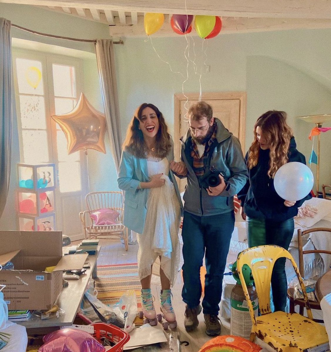 AgenceKMZ's tweet photo. Grosse semaine chez KMZ 💪 On a réalisé un joli shooting sous un beau soleil qui nous a plongé dans l'ambiance de ce magazine festif &amp; estival🎈😎 On prend aussi des risques pour nos super clients🛼 
A découvrir très bientôt chez @jourdefete_com 
#shooting #magazine #célébrations https://t.co/U56XuW1GBN