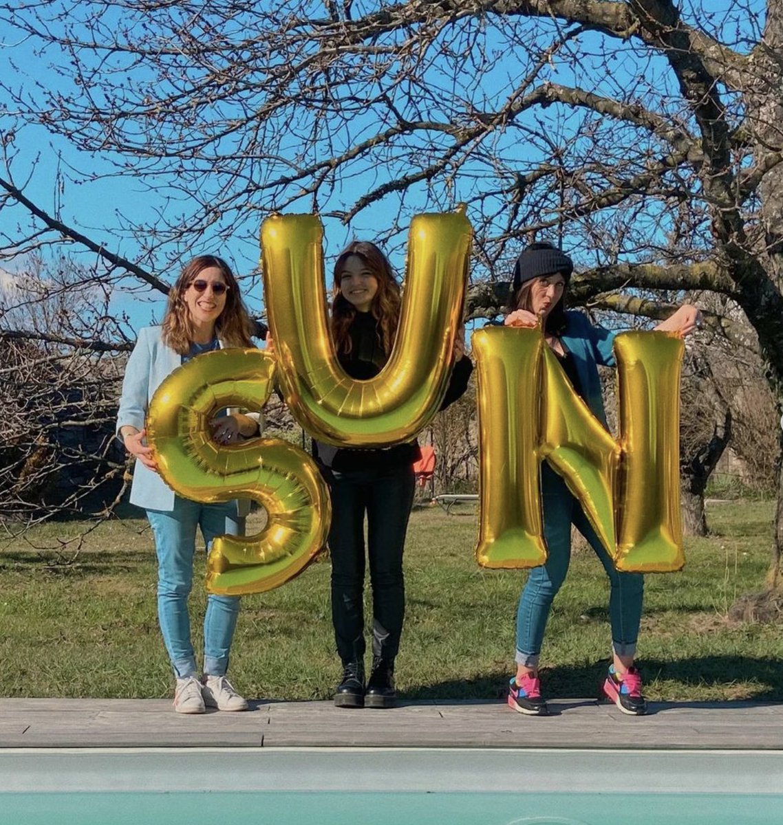 AgenceKMZ's tweet photo. Grosse semaine chez KMZ 💪 On a réalisé un joli shooting sous un beau soleil qui nous a plongé dans l'ambiance de ce magazine festif &amp; estival🎈😎 On prend aussi des risques pour nos super clients🛼 
A découvrir très bientôt chez @jourdefete_com 
#shooting #magazine #célébrations https://t.co/U56XuW1GBN
