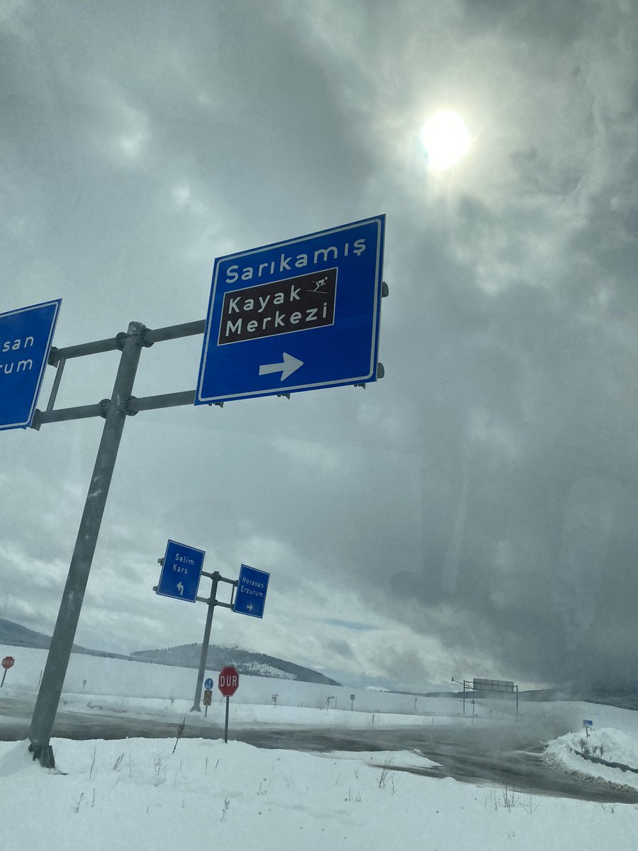 beyzxg's tweet photo. Fırtına uyarısı olduğu gün uçağa binip kars’a gidecek kadar seviyoruz hayatı https://t.co/bvjEYUNNI0