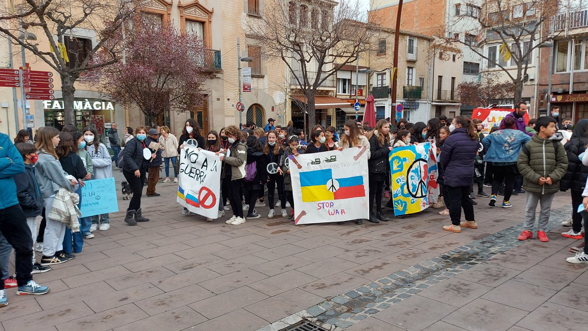 ajlagarriga's tweet photo. Alumnes de 5è i 6è de les escoles de #laGarriga @EscolaGiroi @escolapuiggrac1 @escolastlluis @ETagamanent @AMPAElsPinetons s'han concentrat davant l'Ajuntament per manifestar-se per la pau i dir no a la guerra a Ukraïna, amb la lectura d'un manifest i d'un poema de Joana Raspall. https://t.co/WPa2gibW4T