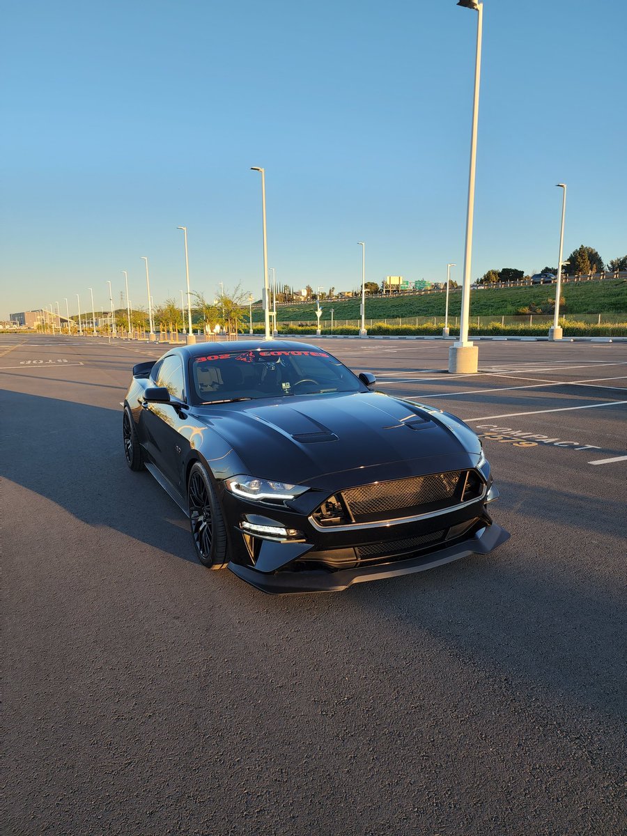 RobertVanHook3's tweet photo. Empty parking lot photo opportunities are guaranteed! 😎☀️
#mustanggt #302coyotes #sunsets https://t.co/fgBGWufmQN
