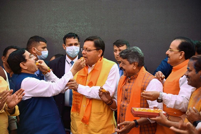 mediaindiagroup's tweet photo. BJP set to return to power in #Uttarakhand as it leads in 48 seats, with #Congress far behind on 18. CM #PushkarDhami lost to INC's #Bhuwan Chandra Kapri from Khatima as did Congress strongman Harish Rawat also lost from Lalkuwa. #MIG @pushkardhami #UttarakhandElections2022 https://t.co/zbAxMy3CB6
