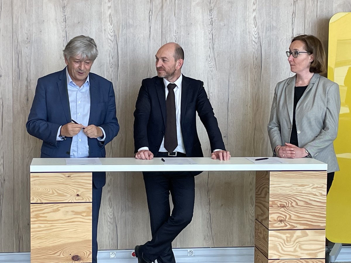 TourismeHG's tweet photo. "Montrer nos liens étroits par des engagements mutuels est une force" indique D. Cujives, Pdt de @TourismeHG avec L. Laurent, Pdte du Club Hôtelier Toulouse Métropole &amp; P. Vassal @TlseEvenements, en signant la 1ère charte de réservation hôtelière, ce 10/03 à #Toulouse
#TourismeHG https://t.co/UWYSpQxktL