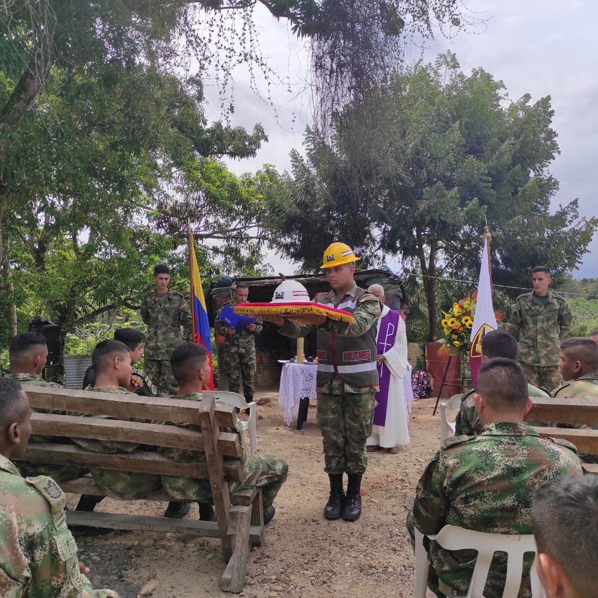 Ingenieros_EJC's tweet photo. Soldados del Batallón de Ingenieros de Construcciones N.°50 adelantó eucaristía en la vereda Caño Troce, Tibú #NorteDeSantander con el fin de pedir por la paz de #Colombia y del mundo.
#PatriaHonorLealtad https://t.co/XyBqFngfzM