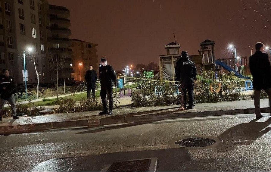 muhendisyenn's tweet photo. Gerçekten inanılmaz ya, Bursa'da bir hakim kadın çocuk parkında asılı bulundu. Ne adalet bakanından açıklama var, ne yetkililerden, ya siz ne yapıyorsunuz ya, bu normal bir şey mi ya, hakimi asmışlar, çocuk parkında, tek bir resmi açıklama yok, kamuoyuna bilgi verin! https://t.co/Y48f2Brqoo
