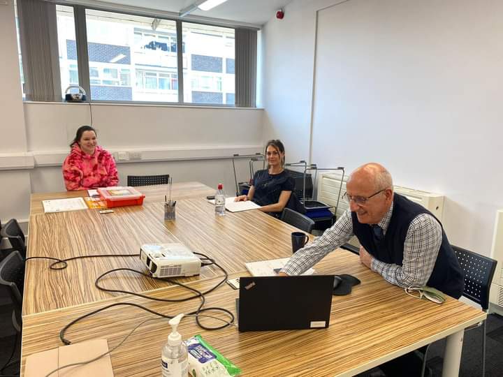 enttruth's tweet photo. Our colleague @Grahend was delivering (Hybrid) Business skills - face to face training aswell as online training.
It's great to have Graham back he is so professional unlike me, @mulberrysap
@MiaStankard
@jidiameza and that @porteous1980
#BeYourOwnBoss #makingchangesforyou https://t.co/Eyaku0Nklg