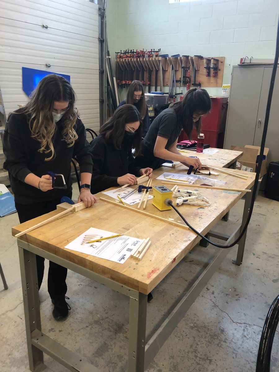 JocelyneSuits's tweet photo. Les élèves de la 8e années de l’ÉSC PRDG à Cambridge explorent les métiers avec des activités d’apprentissage par expérience lors de la semaine d’exploration des métiers spécialisés. @progavenirsec @DReussite #métiersspécialisés #pajo https://t.co/z9CPymQhvH