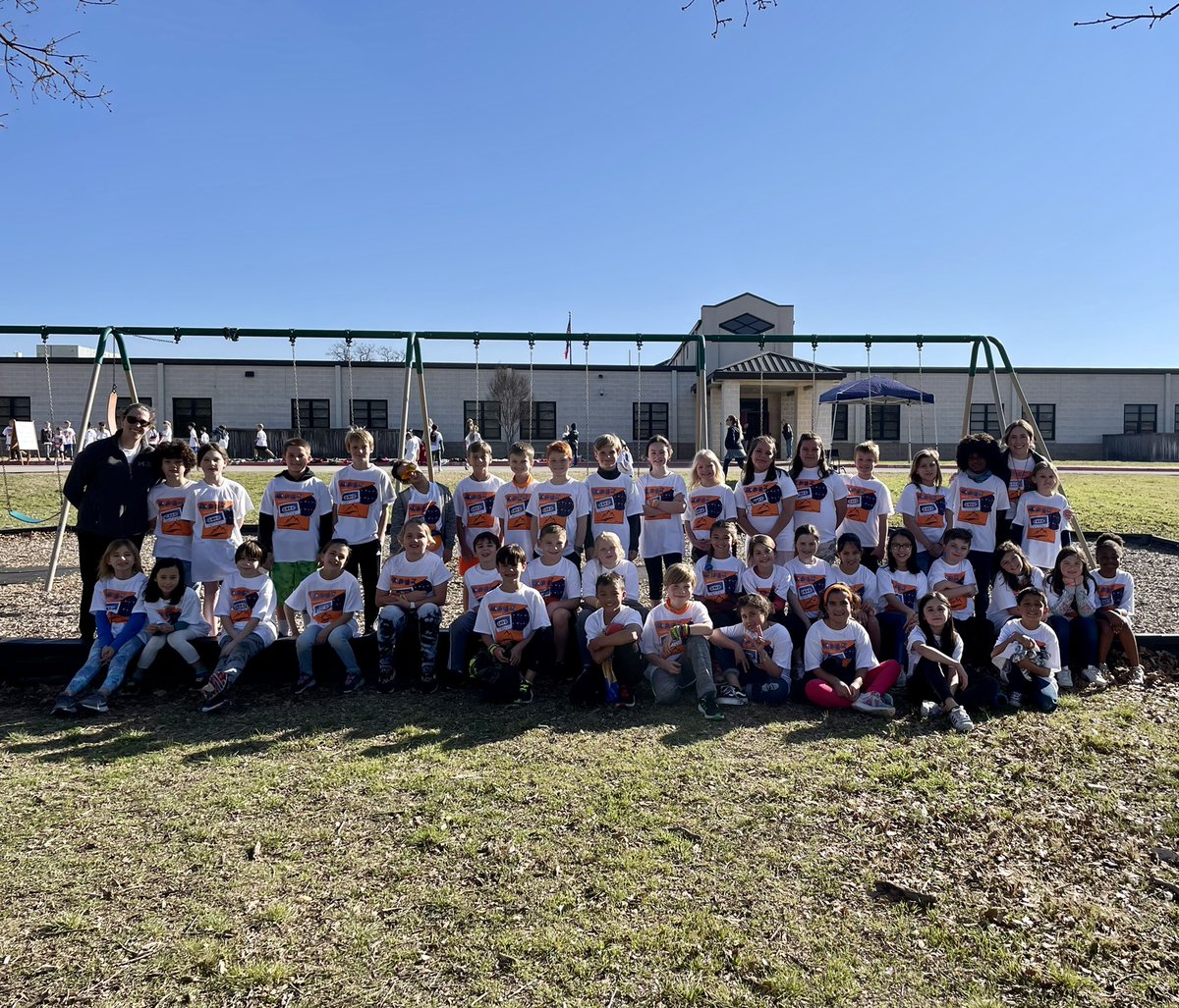 TheMrsWilkinson's tweet photo. We had so much fun at the APEX Obstacle Course today! 🧡💙 @mrskatiejansson https://t.co/Rkof9NHiPW