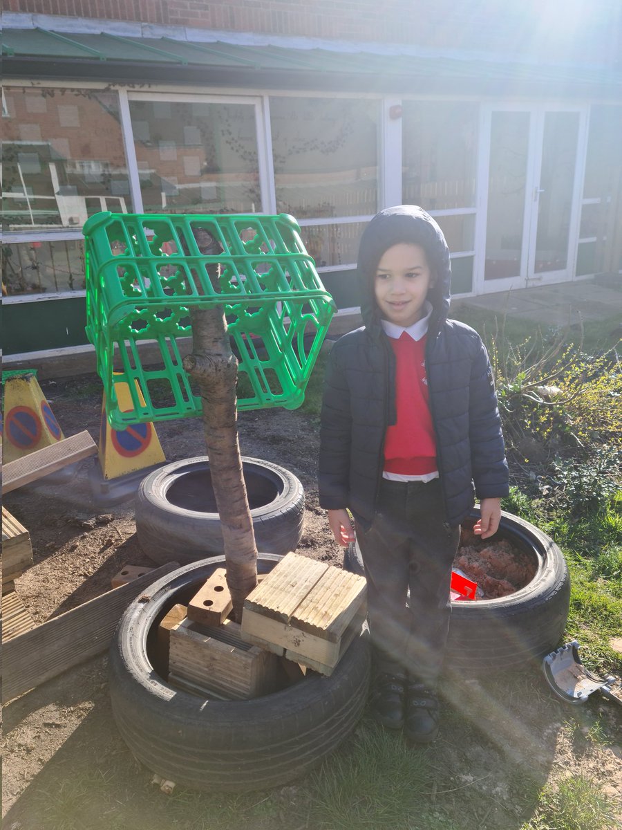 hiaMrsWoods40's tweet photo. Love the imagination and creativity of F2JS today. A beautiful tree so birds will visit and a hide for us to watch the birds from. All made easy to get to with a fantastic bridge. #ottoblotterbirdspotter #birdwatching https://t.co/wQVScRUUft