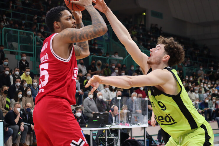 OvertimeAgent's tweet photo. Phil Fayne (@philly_f_baby_) &amp; the @GIESSEN46ers picked up a nice road W yesterday vs. Bayreuth, 95-89.  

After nailing all five of his shots from the field yesterday, Phil's now the only player in Germany's @easyCreditBBL playing at least 20 MPG and shooting better than 70% FG! https://t.co/omUG1AUBj8