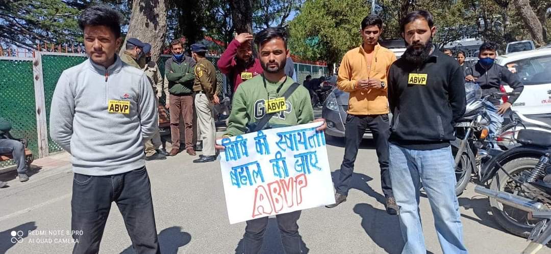 AbhiPalampur's tweet photo. हिमाचल प्रदेश विश्वविद्यालय की स्वायत्तता बहाल करने हेतु, छात्रावास निरन्तरता फीस माफ् करने हेतु @abvp4hpu ने आज पिंक पेटल्स पर धरना प्रदर्शन किया । 🙏 https://t.co/Lu8ovmpu9O