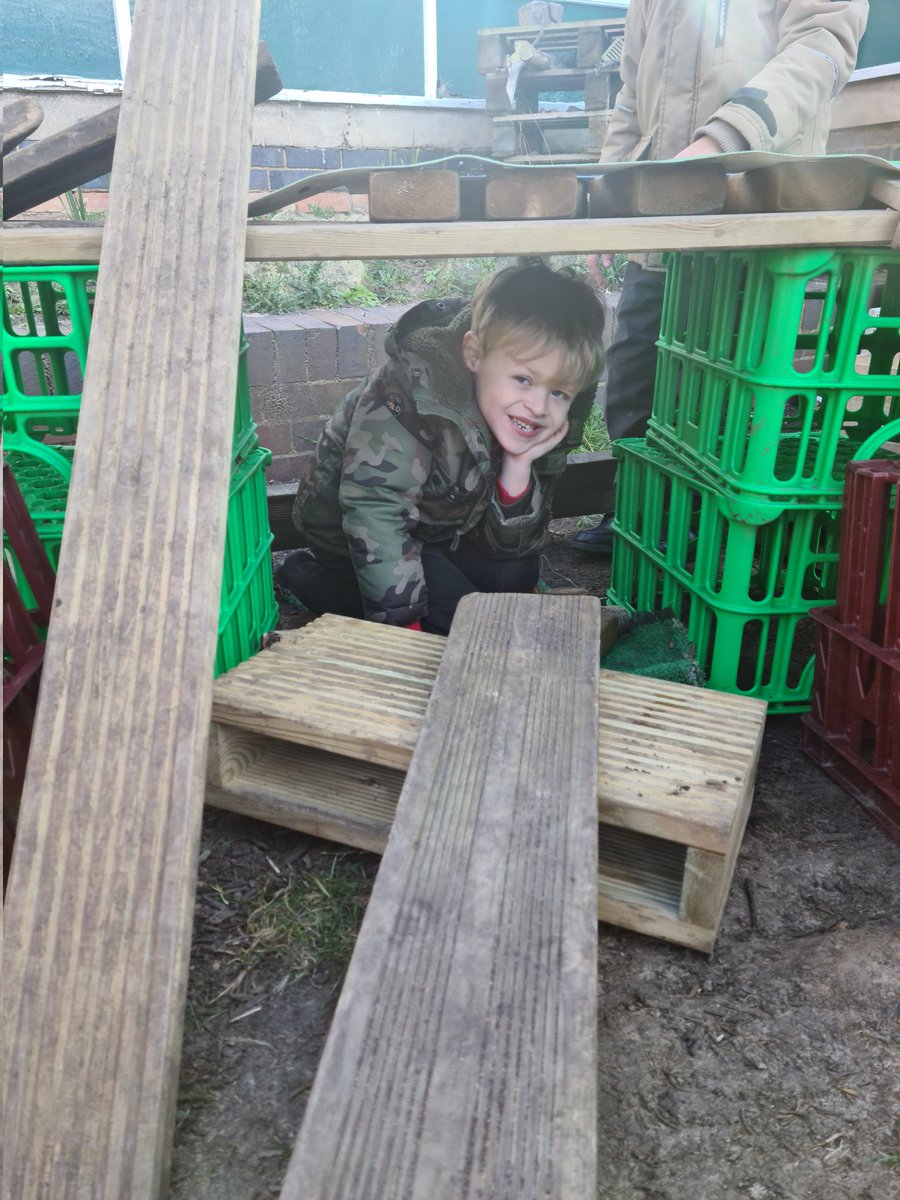 hiaMrsWoods40's tweet photo. Love the imagination and creativity of F2JS today. A beautiful tree so birds will visit and a hide for us to watch the birds from. All made easy to get to with a fantastic bridge. #ottoblotterbirdspotter #birdwatching https://t.co/wQVScRUUft