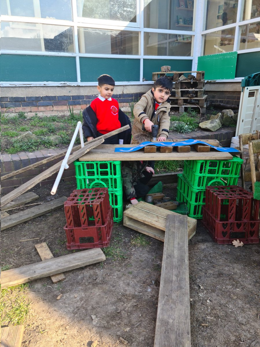 hiaMrsWoods40's tweet photo. Love the imagination and creativity of F2JS today. A beautiful tree so birds will visit and a hide for us to watch the birds from. All made easy to get to with a fantastic bridge. #ottoblotterbirdspotter #birdwatching https://t.co/wQVScRUUft