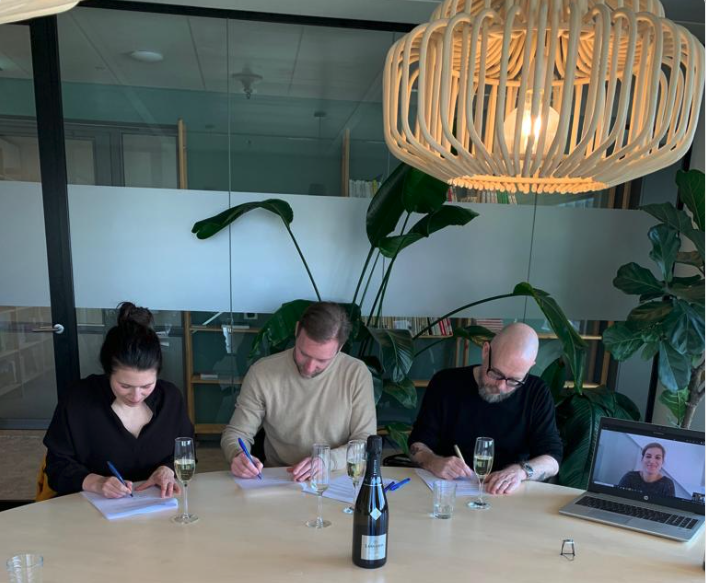 Mooi nieuws! Vandaag tekenden Eva &amp; Tim voor een nieuw boek, opnieuw bij <a href="/UitgeverijUBHS/">Unieboek | Spectrum</a>. Een vervolg op Het bromvliegeffect, voor lezers tussen de 8 en 13. Met dank aan literair agent <a href="/WillemBisseling/">Willem Bisseling</a>.