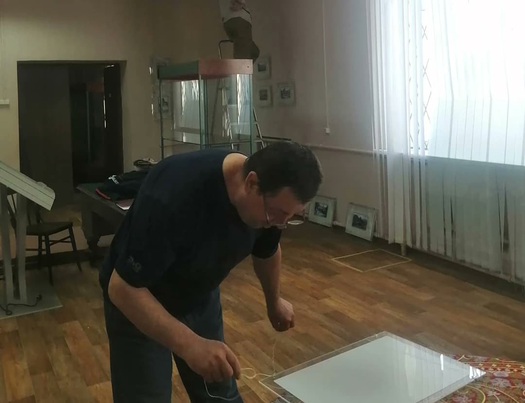 GradKrapivna's tweet photo. Сегодня монтировали в Историко-мемориальном музейном комплексе "Бобрики" (город Донской Тульской области) одну из наших передвижных  выставок - о видовых открытках "Сердечный привет с дороги".

Открытие 15 марта в 15.00.

Музейный комплекс "Бобрики" https://t.co/6aZYbGKd7U