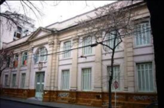 28peaky's tweet photo. Au Larry. 
Entre los colegios publicos y privados siempre hay una cierta rivalidad. Pero nada se compara a la que hay entre el colegio St Mathew y la Normal 13. 

¿Que pasaria si alumnos de estas se enamorarán? https://t.co/105nsscNuH