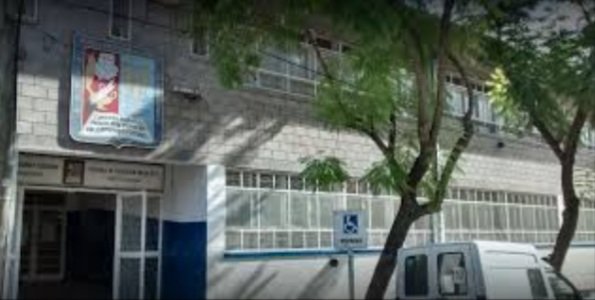 28peaky's tweet photo. Au Larry. 
Entre los colegios publicos y privados siempre hay una cierta rivalidad. Pero nada se compara a la que hay entre el colegio St Mathew y la Normal 13. 

¿Que pasaria si alumnos de estas se enamorarán? https://t.co/105nsscNuH