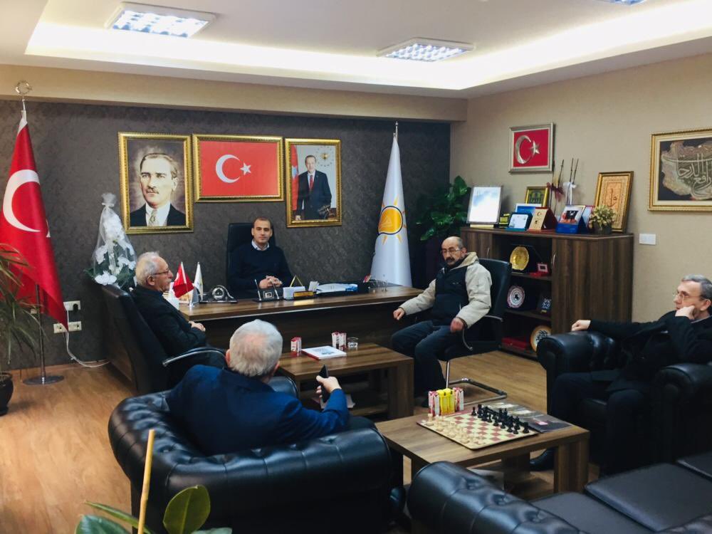 Fatih__Bildik's tweet photo. Ziyaretinden büyük mutluluk duyduğum, imam hatip hocamı ilçe başkanlığımızda misafir ettik. 

Kıymetli Hocam Cemil Erkan ‘a nazik ziyareti ve değerli hediyesi için çok teşekkür ediyorum. 

#KalbimizAltındağ 

@akaltindag https://t.co/bQlKBoveae