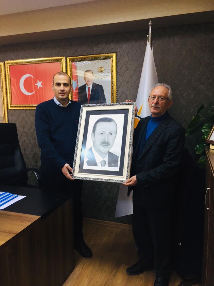 Fatih__Bildik's tweet photo. Ziyaretinden büyük mutluluk duyduğum, imam hatip hocamı ilçe başkanlığımızda misafir ettik. 

Kıymetli Hocam Cemil Erkan ‘a nazik ziyareti ve değerli hediyesi için çok teşekkür ediyorum. 

#KalbimizAltındağ 

@akaltindag https://t.co/bQlKBoveae
