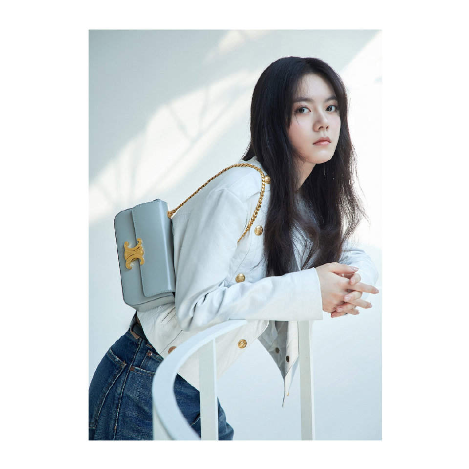 AngelZhaoTH's tweet photo. 🌾220310 | CELINE Weibo Update

กระเป๋าสะพายโซ่ CELINE TRIOMPHE รุ่นใหม่  หัวเข็มขัดโลหะ TRIOMPHE แสดงถึงเสน่ห์อันละเอียดอ่อน และโทนสีอ่อนสะท้อนรูปร่างที่สดชื่น โดยเน้นที่ช่วงเวลาสบายๆ และทันสมัย

#CELINEBYHEDISLIMANE
#ZhaoJinmai #AngelZhao #赵今麦 
#จ้าวจินม่าย #赵今麦Thaifans https://t.co/5Ez2E9U8Cr