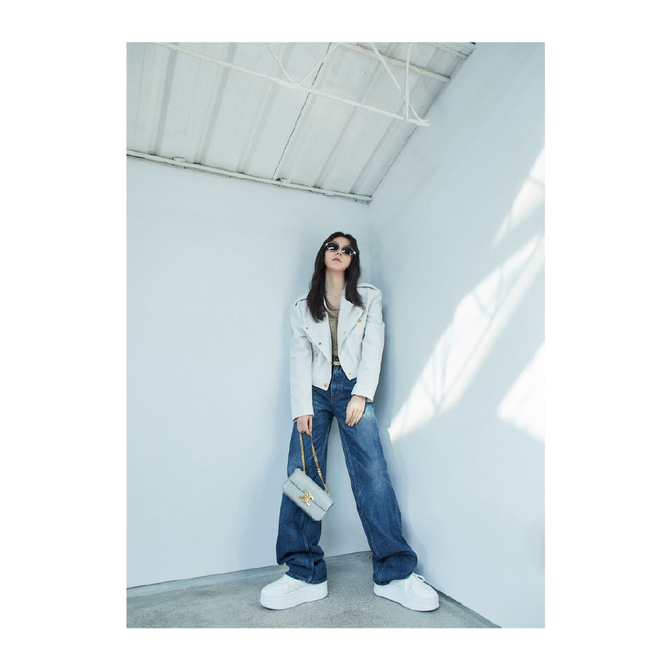 AngelZhaoTH's tweet photo. 🌾220310 | CELINE Weibo Update

กระเป๋าสะพายโซ่ CELINE TRIOMPHE รุ่นใหม่  หัวเข็มขัดโลหะ TRIOMPHE แสดงถึงเสน่ห์อันละเอียดอ่อน และโทนสีอ่อนสะท้อนรูปร่างที่สดชื่น โดยเน้นที่ช่วงเวลาสบายๆ และทันสมัย

#CELINEBYHEDISLIMANE
#ZhaoJinmai #AngelZhao #赵今麦 
#จ้าวจินม่าย #赵今麦Thaifans https://t.co/5Ez2E9U8Cr