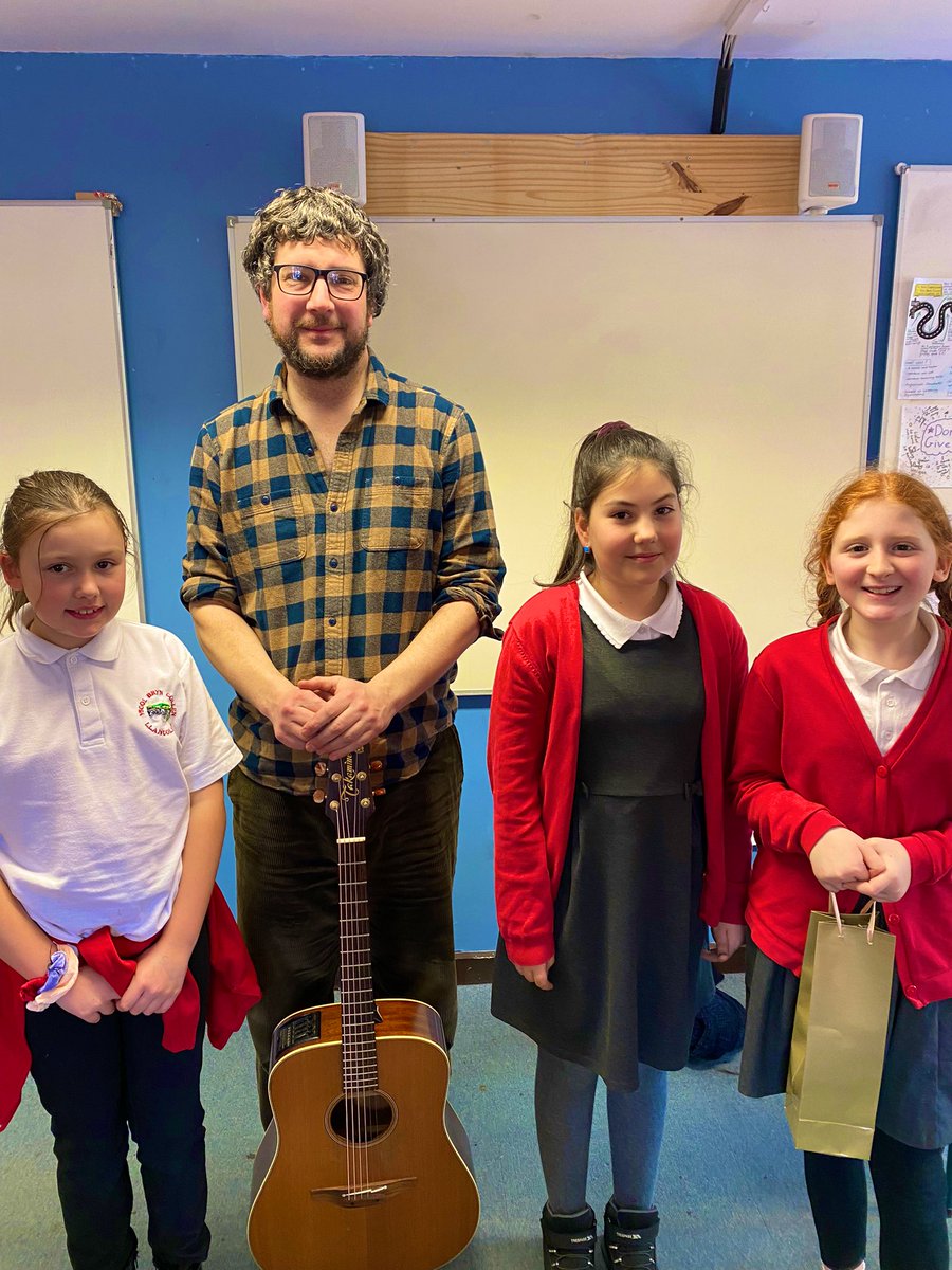 YsgolBrynCollen's tweet photo. Diolch yn fawr @ghbonello from band The Gentle Good for visiting Dosbarth Glaslyn to perform for us and answer our questions about what itโs like to be a professional musician ๐คฉ
Pob lwc with your gig tonight ๐ธโจ
#garethbonello #thegentlegood #welshlanguagemusic #cymraeg ๐ด๓ ง๓ ข๓ ท๓ ฌ๓ ณ๓ ฟ https://t.co/Mp0bt9qqwl