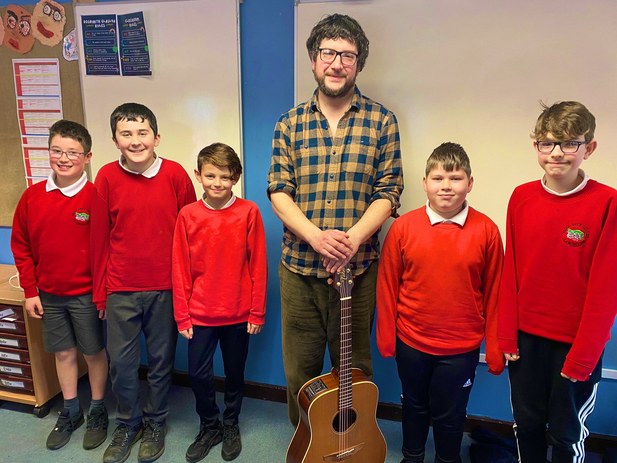 YsgolBrynCollen's tweet photo. Diolch yn fawr @ghbonello from band The Gentle Good for visiting Dosbarth Glaslyn to perform for us and answer our questions about what itโs like to be a professional musician ๐คฉ
Pob lwc with your gig tonight ๐ธโจ
#garethbonello #thegentlegood #welshlanguagemusic #cymraeg ๐ด๓ ง๓ ข๓ ท๓ ฌ๓ ณ๓ ฟ https://t.co/Mp0bt9qqwl