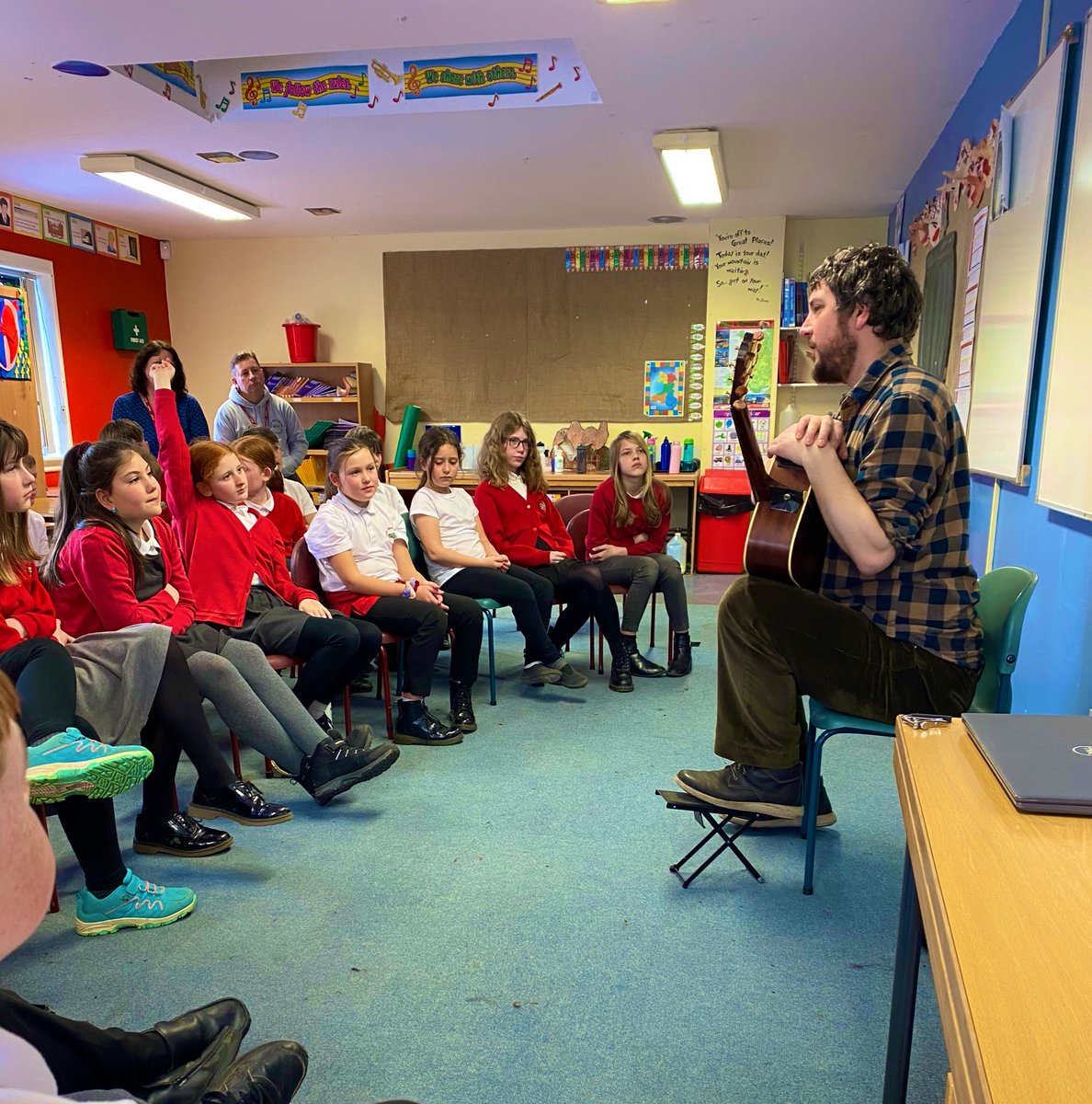 YsgolBrynCollen's tweet photo. Diolch yn fawr @ghbonello from band The Gentle Good for visiting Dosbarth Glaslyn to perform for us and answer our questions about what itโs like to be a professional musician ๐คฉ
Pob lwc with your gig tonight ๐ธโจ
#garethbonello #thegentlegood #welshlanguagemusic #cymraeg ๐ด๓ ง๓ ข๓ ท๓ ฌ๓ ณ๓ ฟ https://t.co/Mp0bt9qqwl
