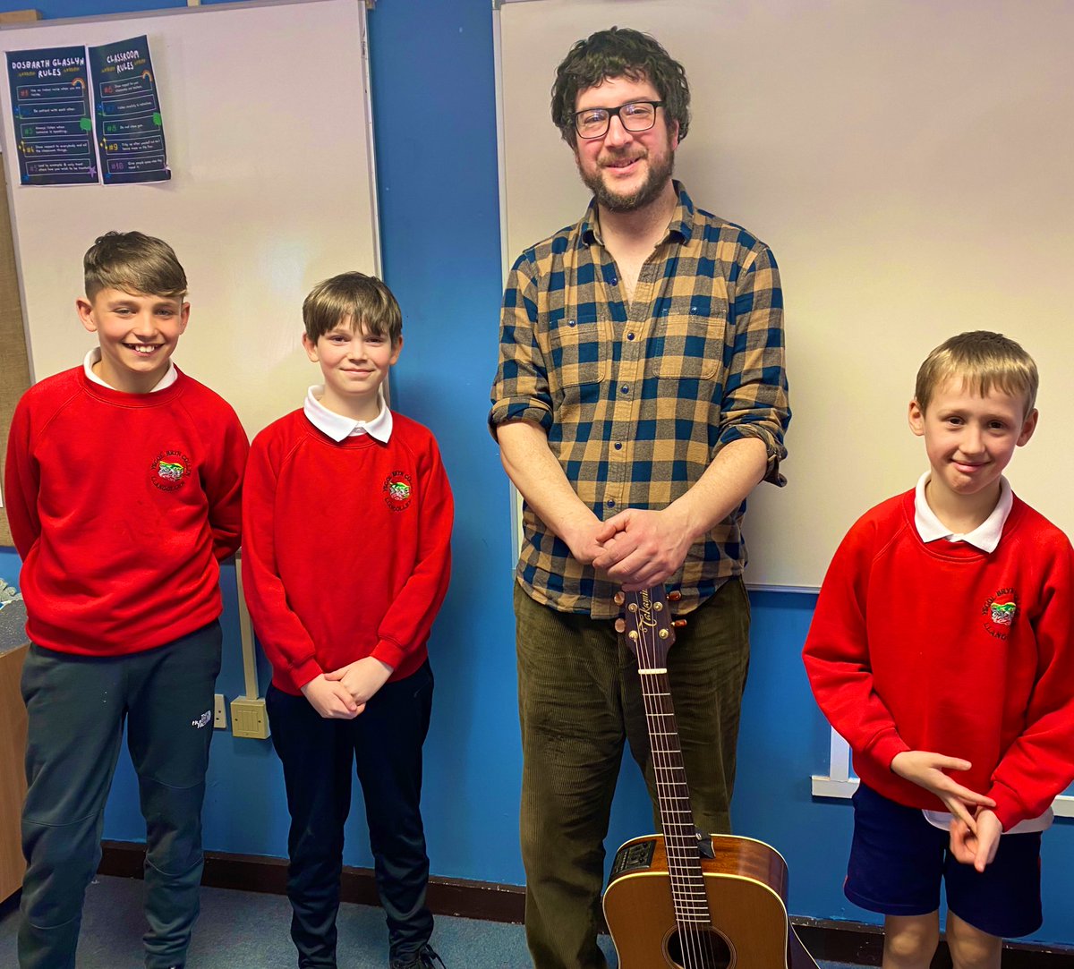 YsgolBrynCollen's tweet photo. Diolch yn fawr @ghbonello from band The Gentle Good for visiting Dosbarth Glaslyn to perform for us and answer our questions about what itโs like to be a professional musician ๐คฉ
Pob lwc with your gig tonight ๐ธโจ
#garethbonello #thegentlegood #welshlanguagemusic #cymraeg ๐ด๓ ง๓ ข๓ ท๓ ฌ๓ ณ๓ ฟ https://t.co/Mp0bt9qqwl