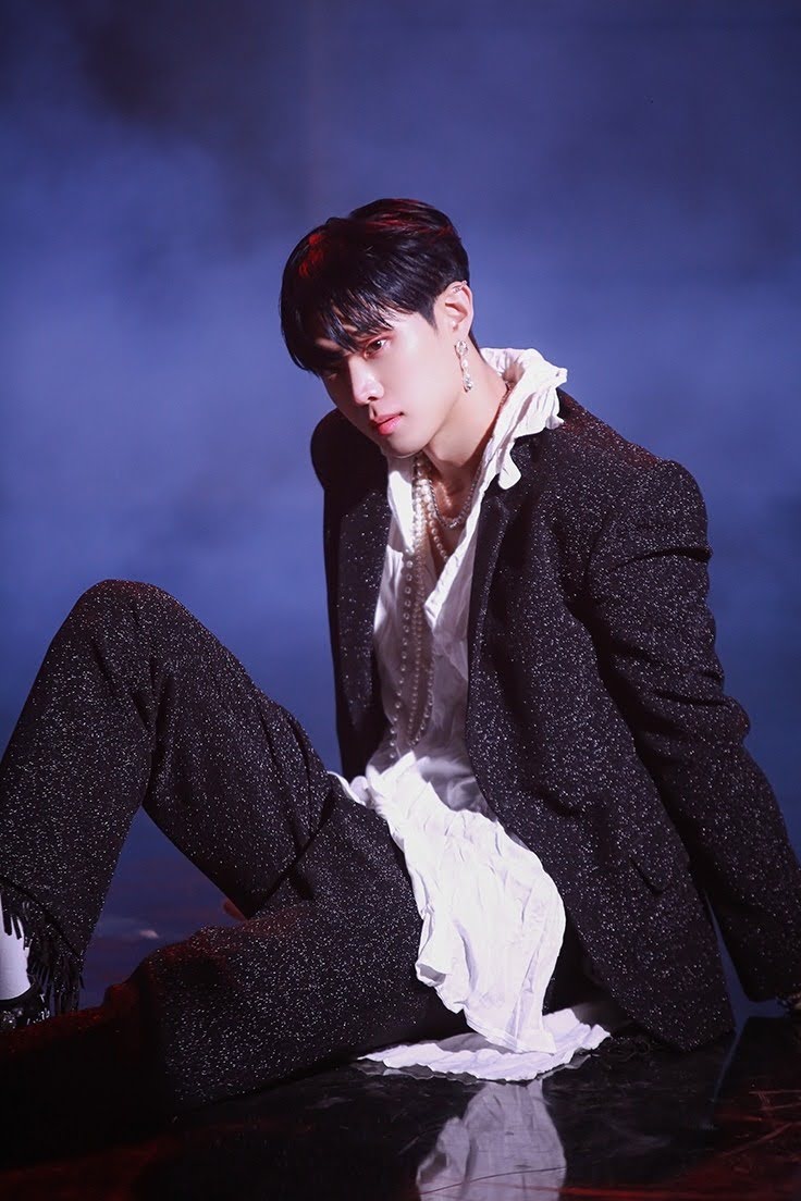 LifeDemian's tweet photo. ERA 'LOVE%' - LOOK 1
(2/2)
#HAPPY_DEMIAN_DAY #Demian2ndDebutAnniversary #2YearsWithDemian #DEMIAN #데미안 @DemianStaff https://t.co/YfWPJha1XK