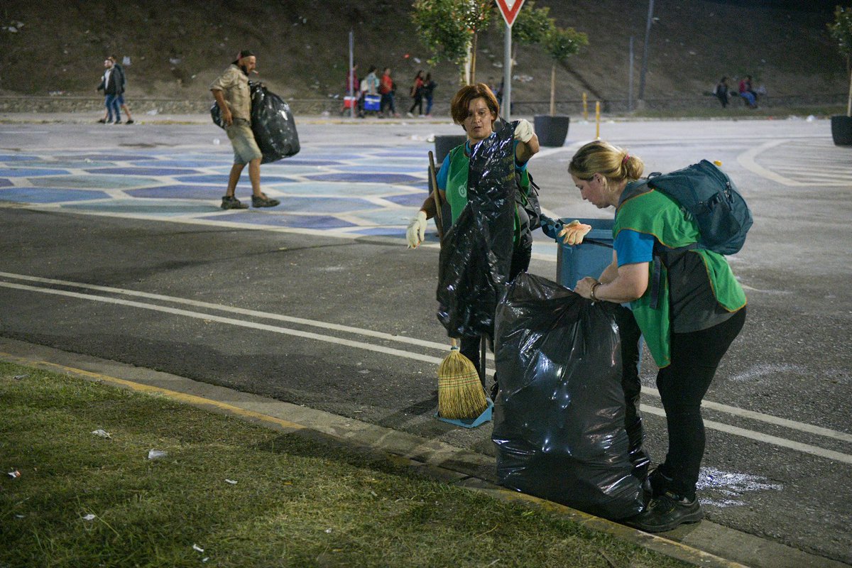 Tremendo el laburazo que se mandó <a href="/MuniParana/">Municipalidad de Paraná</a> con la Fiesta del Mate y quiero retratarlo con esta imagen de los trabajadores poniendo el lomo para dejar otra vez impecable toda la Costanera 👏👏👏