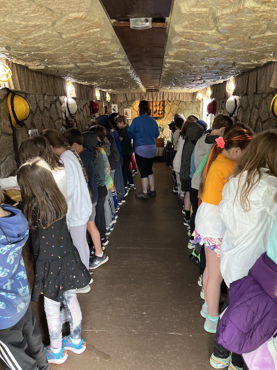 MPE_Mustangs's tweet photo. 3rd Grade and Ms. Britton’s class enjoy a visit from Diamond Del! #mpesem #rocksandminerals https://t.co/JcwK0vEgLa