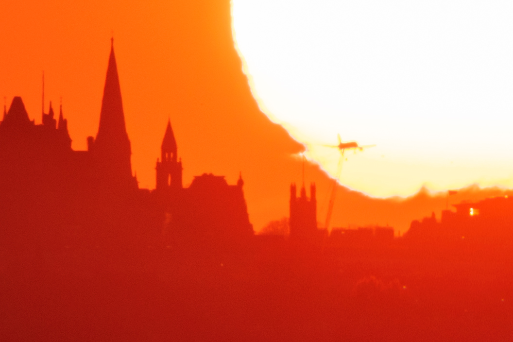 TomDuffinPhotos's tweet photo. You can see a plane landing at @EDI_Airport the balcony at @JWPrincesStreet as well as the end of the Caley @WAEdinburgh the wee kirk at the end of Princes St @StJohnPrincesSt and the spire of St Mary's cathedral @StMarysCathEdin
#MahoosiveBigSun #EdinburghSunset https://t.co/yYj3l8BLCn