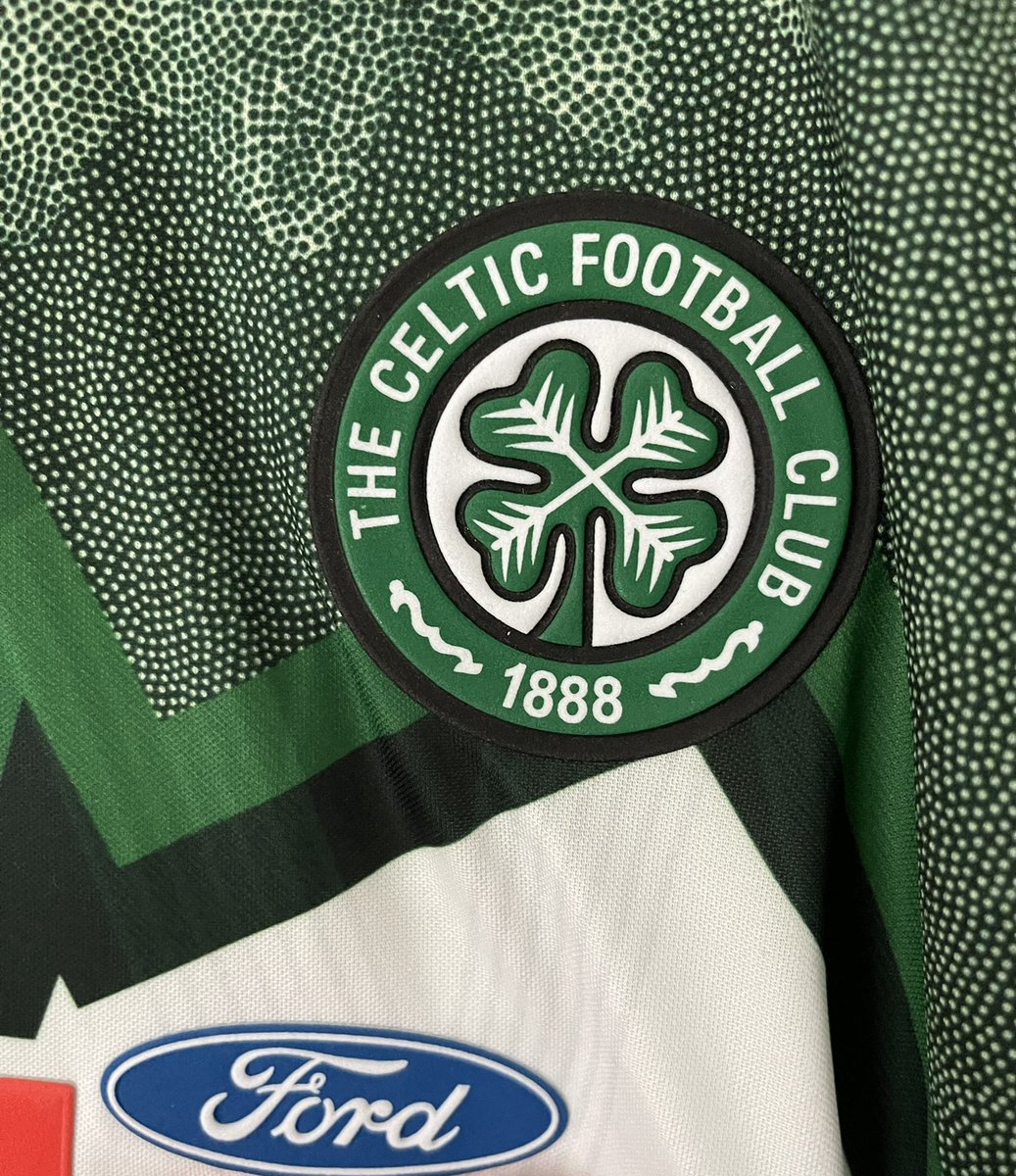 67mouldy67's tweet photo. From exciting gold coloured strips to the bizarre coloured ones !

What’s the most bizarre coloured Celtic strip you have ? 🍀

#outoflockdown
#afewpoundsup
#wearstripthatfitslol
#CelticFC
#trainingtop
#bizarrecolourtheme
#umbro
#1991-1992 https://t.co/V3sgrJj5gt