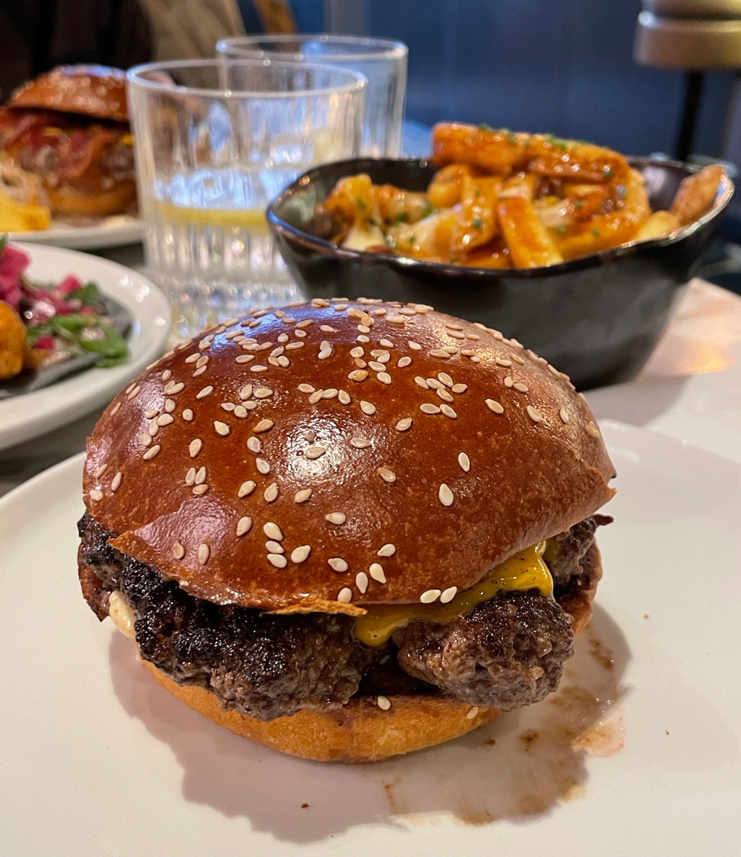 CryptoBurgz's tweet photo. Gm to the nft community. Another day another burger @burgerandbeyond https://t.co/Lf158TPBIE