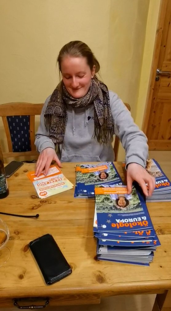 oedp_saar's tweet photo. Tatkräftige Unterstützung aus #Bremen! Kara Tober, die Landesvorsitzende der @OEDP_Bremen höchstselbst ist zum Flyerfalten und Plakatekleben aus dem hohen Norden angereist - und natürlich auch für das ein oder andere Weißbier in der Sonne 😉 Wir sagen DANKE!
#ÖDP #LTW22 https://t.co/uUgCIw6F9K