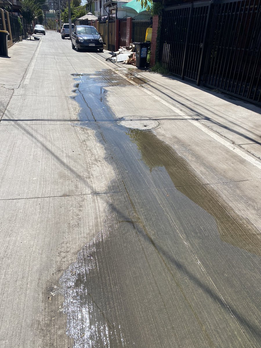 MSFC_83's tweet photo. @SMAPA_MAIPU @SISS_CHILE por favor solución a filtración de agua en pasaje Toscanini 5397 Maipú. Meses perdiendo el agua y aún no se repara. https://t.co/hr5mwNJfDw