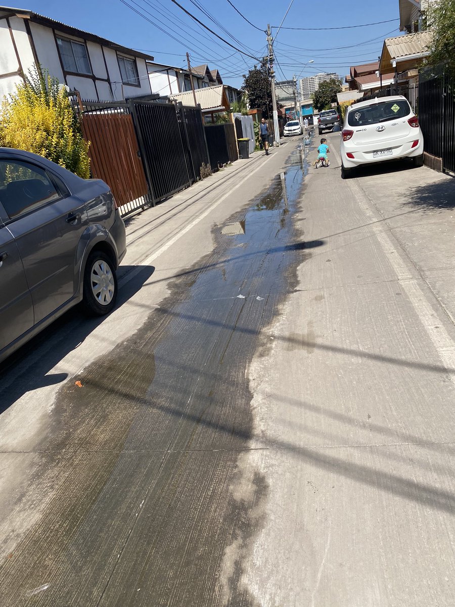 MSFC_83's tweet photo. @SMAPA_MAIPU @SISS_CHILE por favor solución a filtración de agua en pasaje Toscanini 5397 Maipú. Meses perdiendo el agua y aún no se repara. https://t.co/hr5mwNJfDw