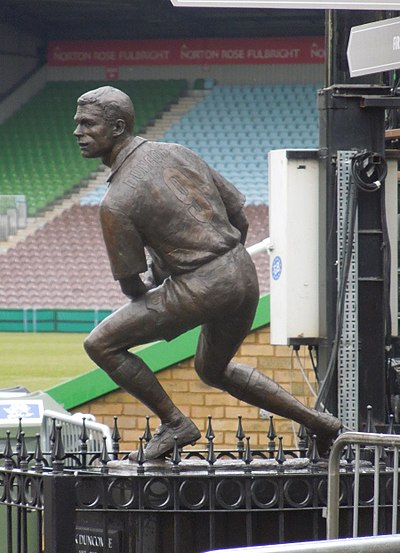 SOS Kit Aid were honoured to receive a donation of their son's kit from Steve and Helen Duncombe, parents of the late Nick Duncombe, who played for Harlequins and England at Youth and Senior level before tragically passing away at the young age of 21.
Thank You Steve and Helen