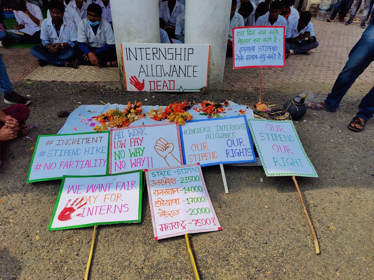 ShubhamSunkwad's tweet photo. WE WANT JUSTICE!!
Day 3
Strike Continues

#increaseinternshipallowance #VetsOnStrike 

@CMOMaharashtra 
@SunilKedar1111 
@bharanemamaNCP 
@AjitPawarSpeaks 
@Dev_Fadnavis 
@RRPSpeaks 
@samant_uday 
@ABPNews https://t.co/fFRhfGEmcO https://t.co/etDhbDXq4L