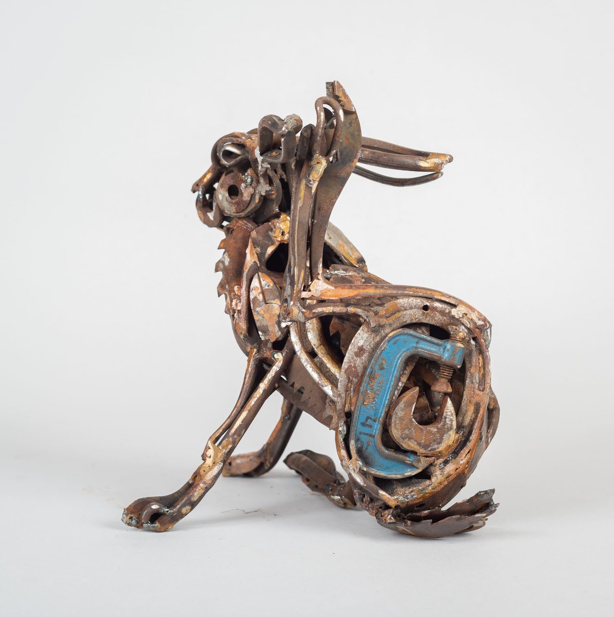 HarrietMead1's tweet photo. Itchy Ear, a recent piece, looking for a home. I made this just for fun, as I needed to regroup before getting back to my commissions. #haresculpture #metalart #wildlifeart #recycledart https://t.co/rAB15XqEY0