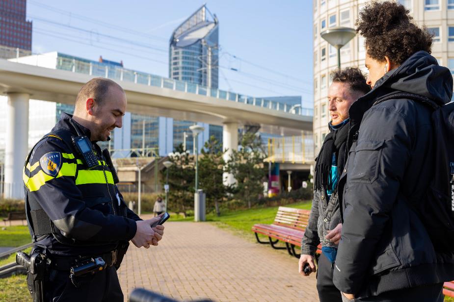Hoe gaan wijkagenten om met social media gebruik? Die vraag staat centraal in de publicatie ‘Wijkagenten op social media’. Hierin deelt <a href="/theozijderveld/">Theo Zijderveld</a> van het lectoraat Public Governance (<a href="/dehaagse/">De Haagse Hogeschool / THUAS (INACTIEF/INACTIVE)</a>) inzichten uit de wetenschap en verhalen uit de praktijk: dehaagsehogeschool.nl/over-de-haagse…