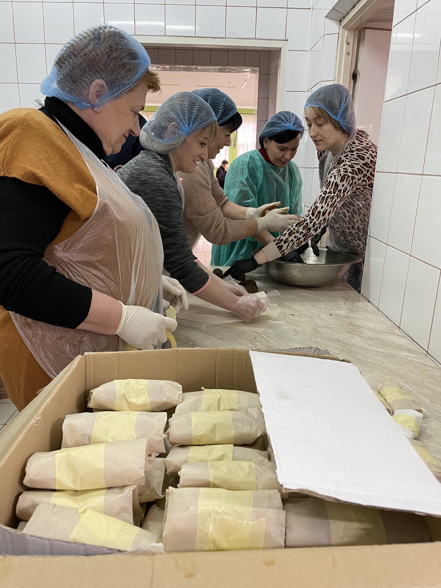 georgrestle's tweet image. Selbstgemachte Energieriegel für die Soldaten und Soldatinnen in den umkämpften Gebieten. Frauen in einem Priesterseminar in Lviv.