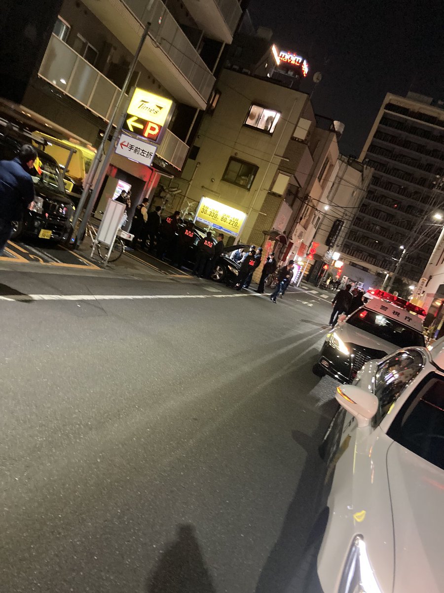 131aefcfd180's tweet photo. 家の近くでパトカー7台と警官30人くらいで車の中の人囲ってる。さすが錦糸町 https://t.co/DOMTssLKOz