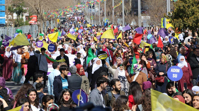 Власти задержали 9 человек за участие в митингах в «Международный женский день» mk-turkey.ru/life/2022/03/1…